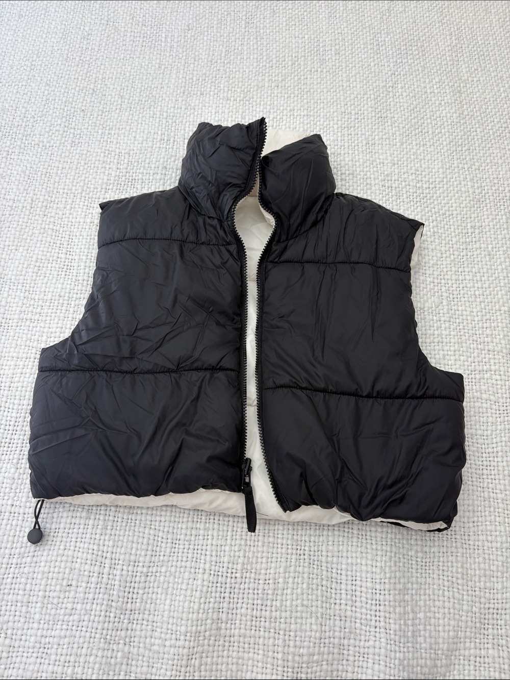 Reversible puffer vest black and cream
